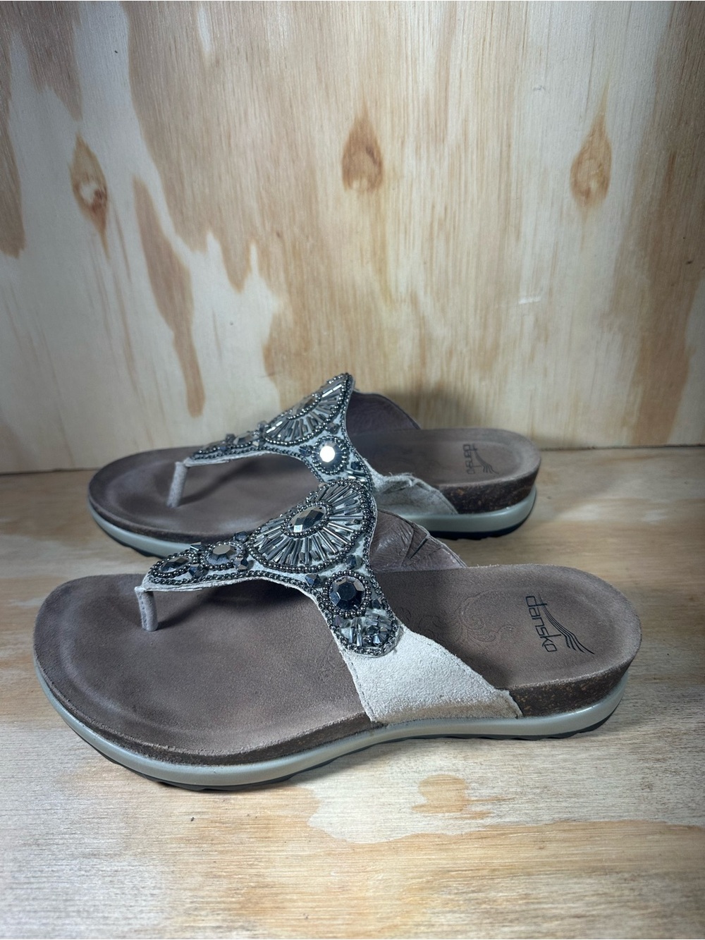 Dansko Pamela Suede Jeweled Sandals Women’s Size 6